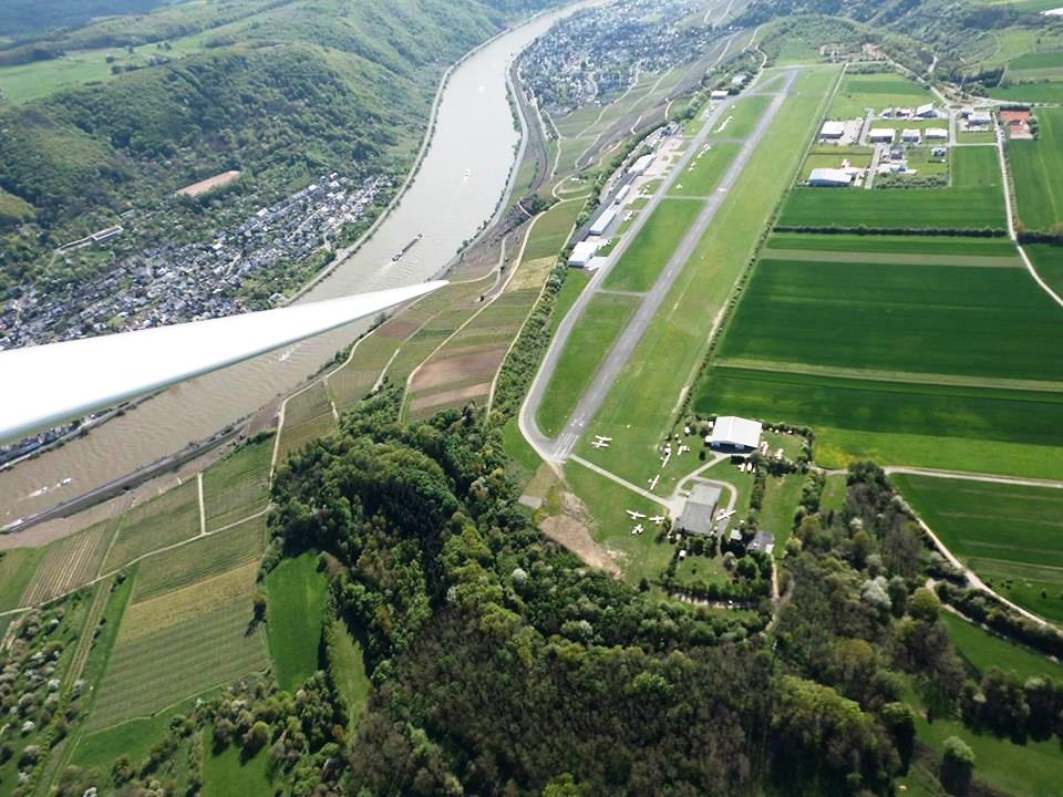 Wechselnde Bilder vom Fliegen in der Region Koblenz mit Flugzeugen und Landschaftsansichten als Luftaufnahmen.