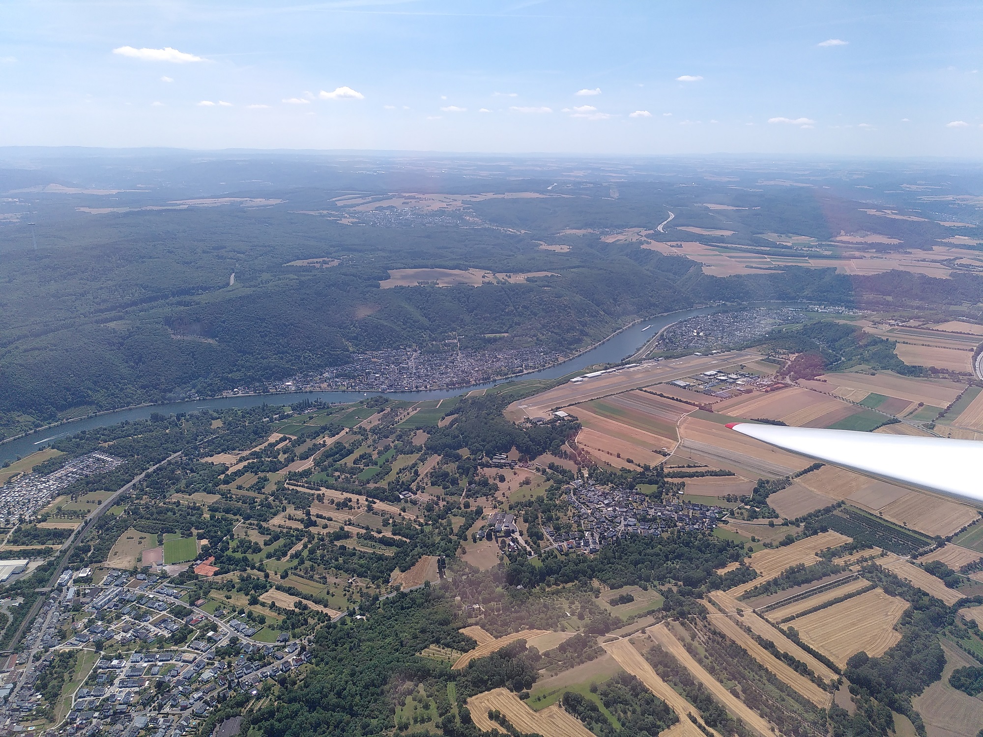 Flugplatz Koblenz-Winningen und Umgebung aus dem Segelflugzeug fotographiert.