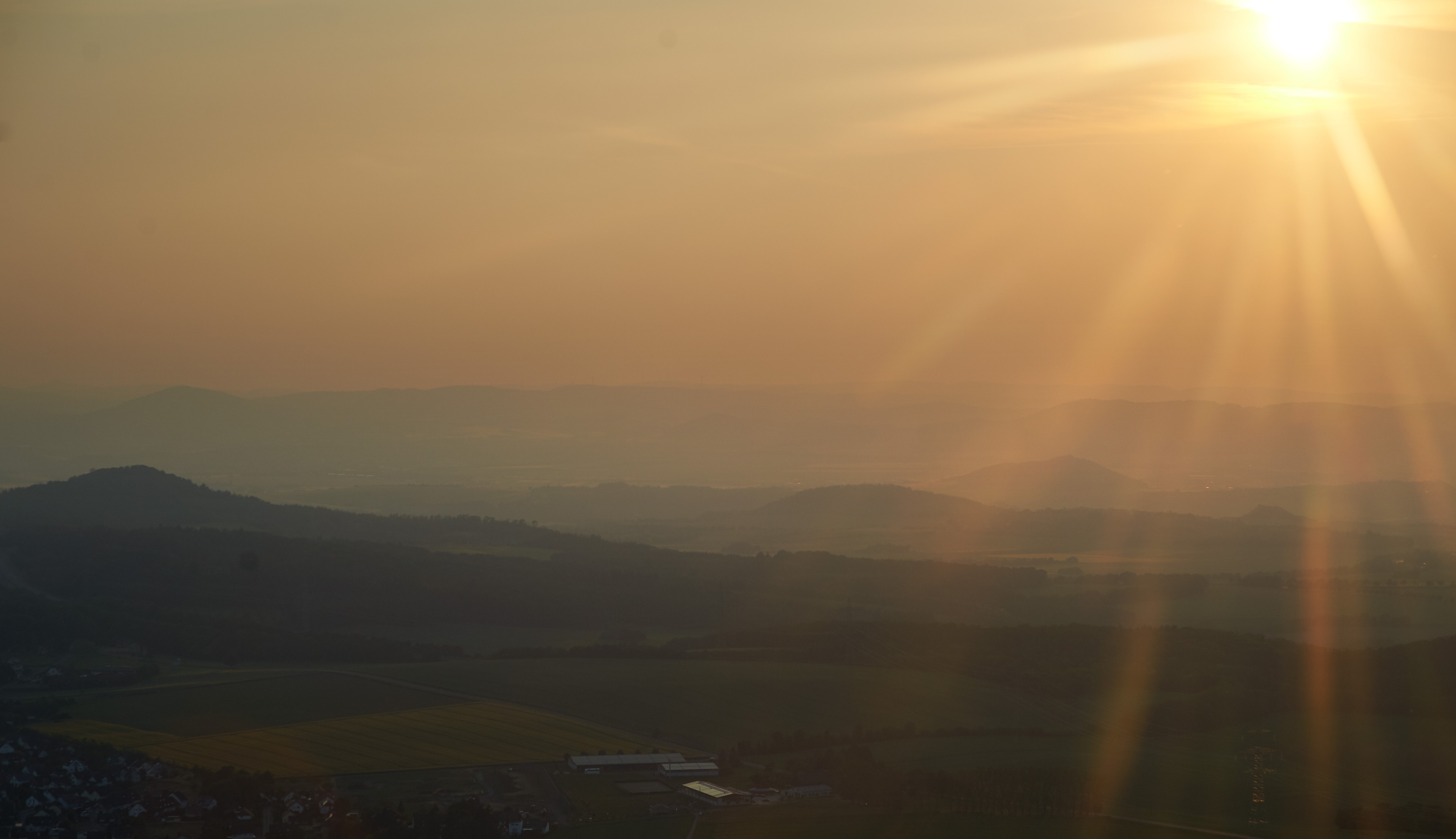 Landschaft von oben bei tiefstehender Sonne.