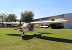 Foto eines Ultraleichtflugzeugs (Aeroprakt A-22) am Boden vor der Halle