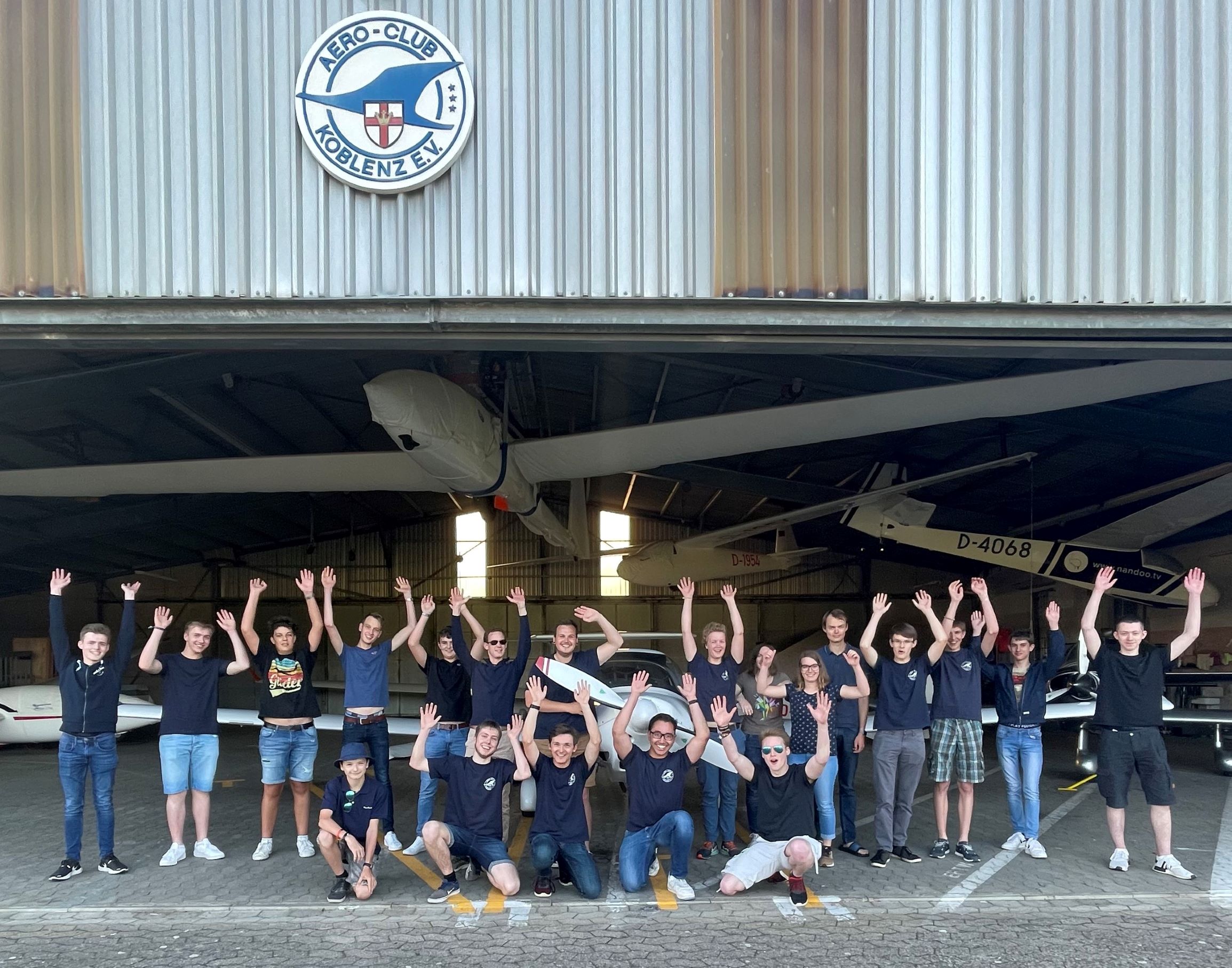 Gruppenfoto der Jugendgruppe vor der Halle des Aero-Clubs.