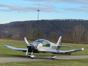 DR 401 auf dem Rollweg vor der Aero-Club-Halle mit dem Sendeturm im Hintergrund.