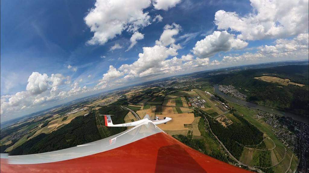 Wechselnde Bilder vom Fliegen in der Region Koblenz mit Segelflugzeugen und Flugschüler*innen.