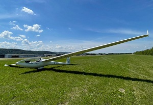 DG 300 nach der Landung auf der Koblenzer Grasbahn.