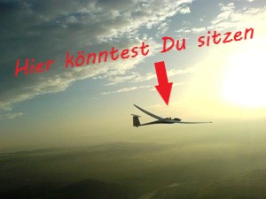 Foto eines im Sonnenuntergang fliegenden Segelflugzeugs mit Pfeil auf das Cockpit und Beschriftung: Hier könntest Du sitzen