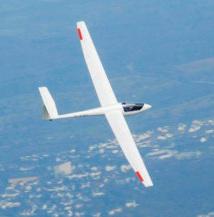 Jeans Astir im Flug von oben beim Thermik-Kreisen