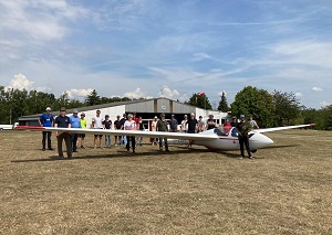 Gruppenfoto mit vielen Menschen - jung und alt - rund um eine ASK 21 vor der Aero-Club Koblenz-Halle.