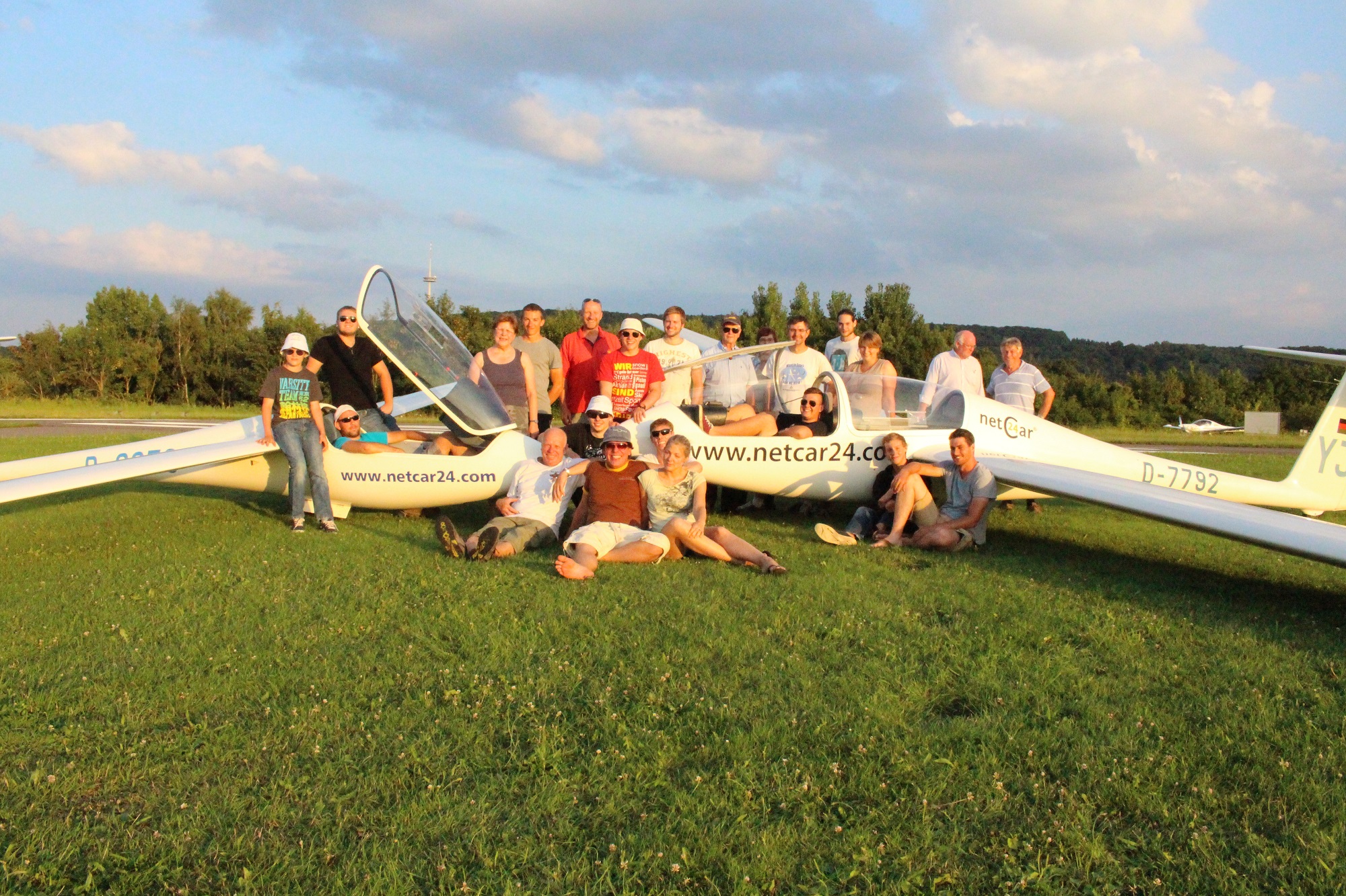 Foto einer Gruppe von Menschen in und um zwei sich gegenüber stehenden Segelflugzeuge (ASW 20 und Twin Astir).