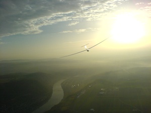 Segelflugzeug gleitet in der Abendsonne ber der Mosel.