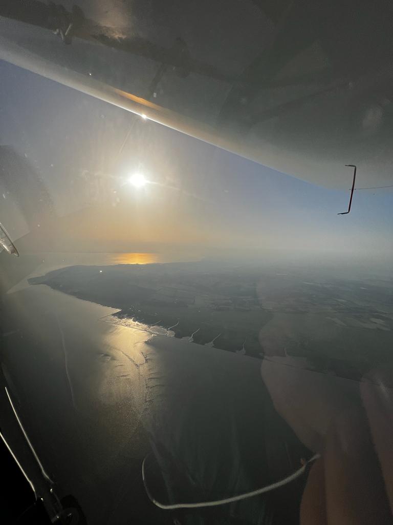 Blick aus dem Cockpit auf das Meer.