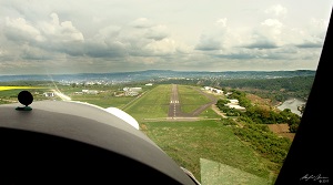 Wechselnde Bilder vom Fliegen in der Region Koblenz mit Ultraleichtflugzeugen und Landschaftsansichten als Luftaufnahmen.